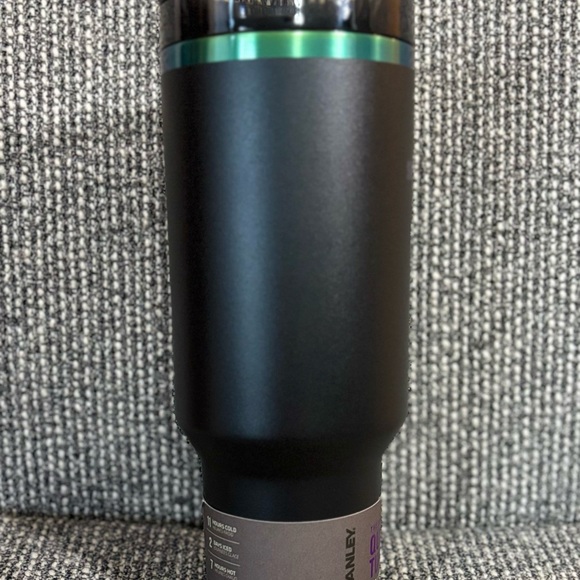 Stanley 40 Oz H2.0 Quencher Flowstate Tumbler Limited Edition Black Chroma NWT - Picture 5 of 9